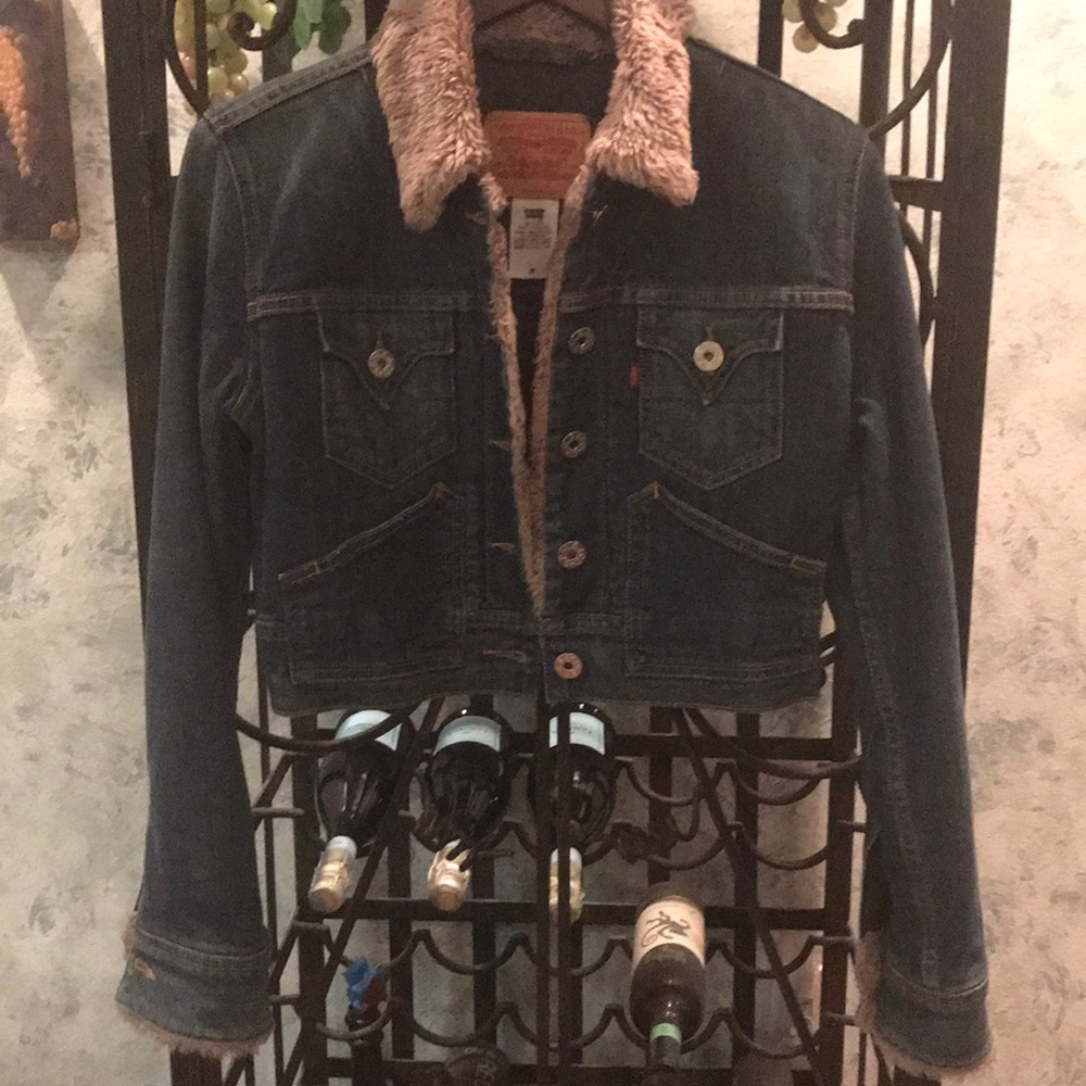 LEVI DENIM JACKET! WAIST LENGTH! Size Med.